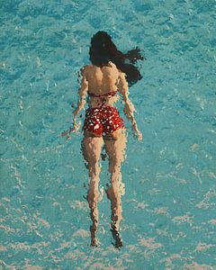 Mädchen schwimmt im Meer