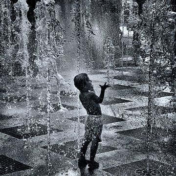 Enfant Joue dans une Fontaine sur Ipo Reinhold