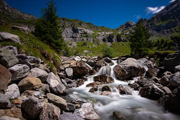 watervallen rondom de oeschinensee van Mark Lenoire