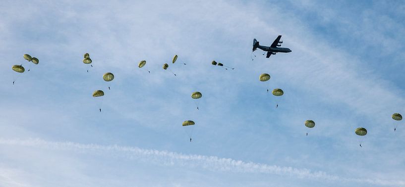 Fallschirmjäger fallen über die Ginkelheide. von ChrisWillemsen
