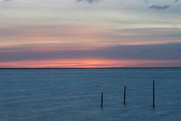 Sonnenuntergang Fischernetze im IJsselmeer! von Peter Haastrecht, van