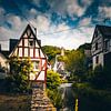 Oud historisch dorp met beek in Duitsland, Monreal van Fotos by Jan Wehnert