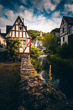Oud historisch dorp met beek in Duitsland, Monreal van Fotos by Jan Wehnert
