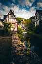 Oud historisch dorp met beek in Duitsland, Monreal van Fotos by Jan Wehnert thumbnail