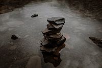 Meditationsturm Steine im Wasser