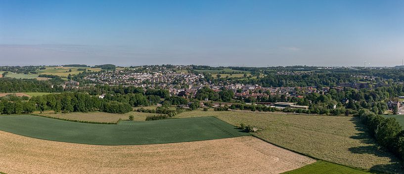 Panorama luchtfoto van Simpelveld in Zuid-Limburg van John Kreukniet