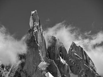 Mystieke berg: Cerro Torre in Patagonië omgeven door wolken, zwart en wit van Christian Peters