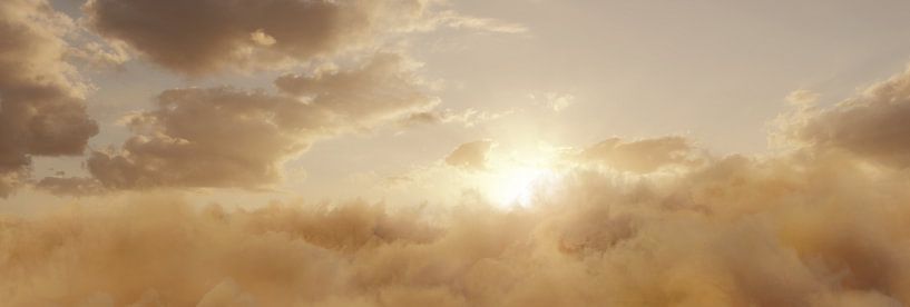 Image panoramique mer de nuages jaunes dans le soleil couchant par Besa Art