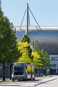 Phileas bus (Hermes) en het Philips stadion in Eindhoven van Bart van Eijden