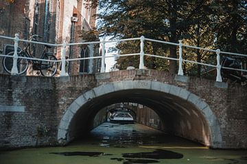 Brug in Delft bij de Oude Jan, vanaf het water van Erwin van Kester