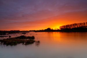 zonsopgang tijdens een koude herfst ochtend van Erik Tisson