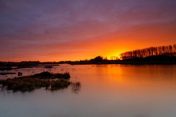 zonsopgang tijdens een koude herfst ochtend van Erik Tisson