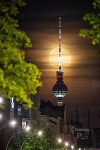 Volle maan in Berlijn van Salke Hartung