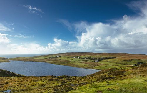 Verlaten eenzaamheid bij Neist Point. Isle of Skye in Groot-Brittannië. Panorama klif in de Schotse Hooglanden!