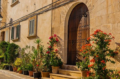 Idyllische huis voordeur met bloempotten in Alcudia op Mallorca, Spanje Balearen eilanden