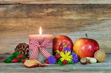 Herfstcompositie met kaars, voedsel en bloemen op houten lijst van Alex Winter