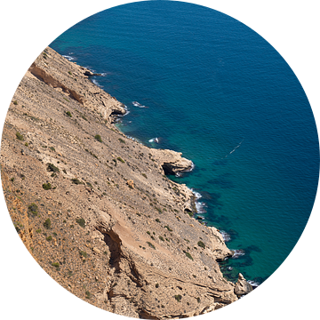 Kliffen steken uit in de blauwe Middellandse Zee