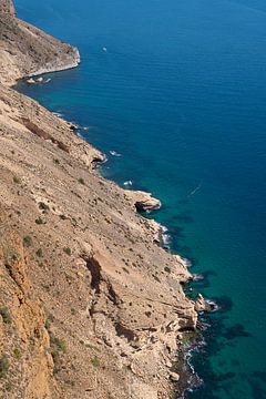 Kliffen steken uit in de blauwe Middellandse Zee van Adriana Mueller