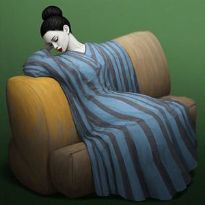 Eine junge Frau, die auf einem Sofa im Stil des Surrealismus faulenzt.