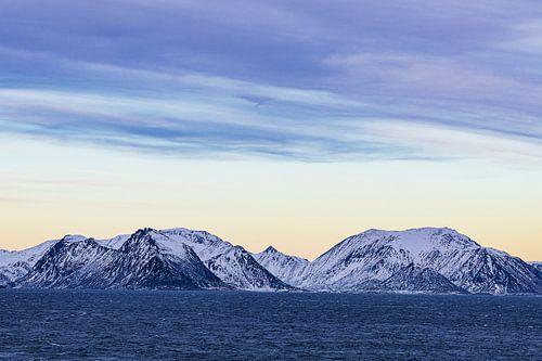 Montagnes et rochers en hiver près de Øksfjord en Norvège