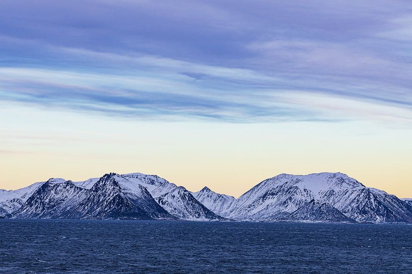 Berge und Felsen im Winter nahe Øksfjord in Norwegen von Rico Ködder