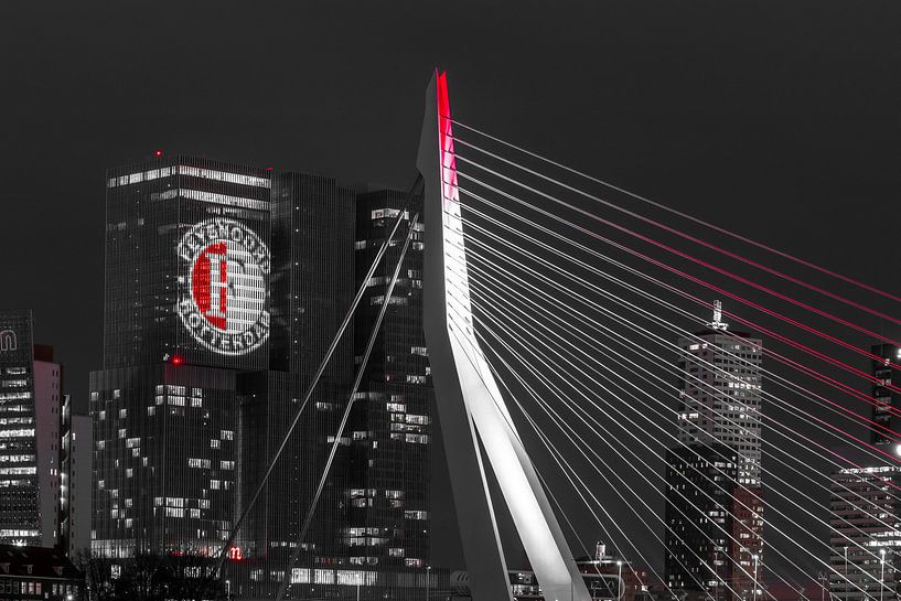Projection de Feyenoord sur 'The Rotterdam' détaillée en noir et blanc par Midi010 Fotografie