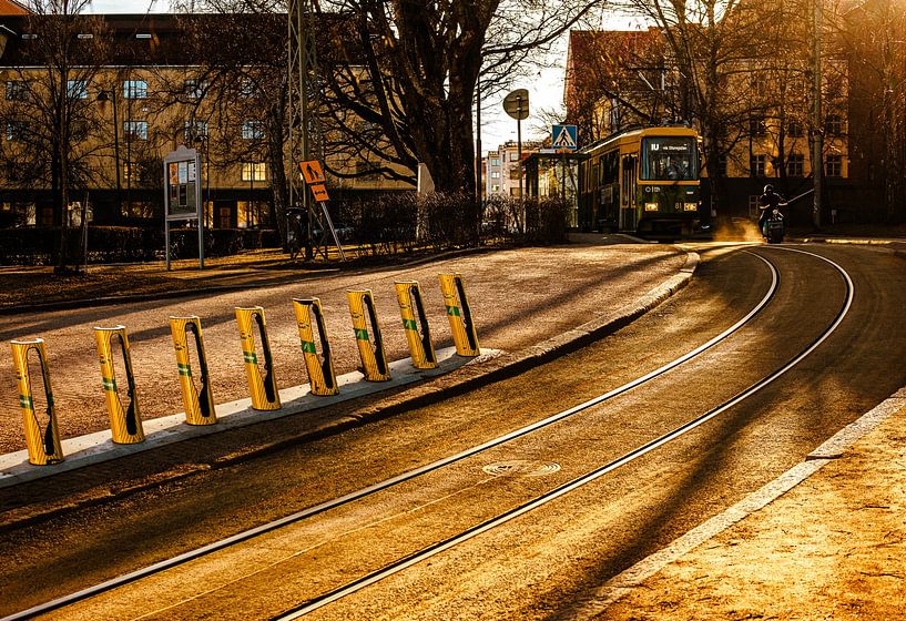 Tram en courbe dorée – Longues ombres &amp; lumière urbaine par Brave Toaster Photos