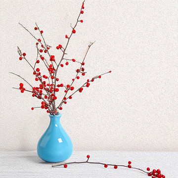 achtergrond stilleven Elegante weergave van felrode bessen in een stijlvolle blauwe vaas