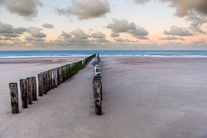 Golfbreker op strand in Zeeland bij Dishoek van Wout Kok