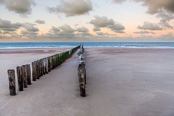 Brise-lames sur une plage en Zélande près de Dishoek