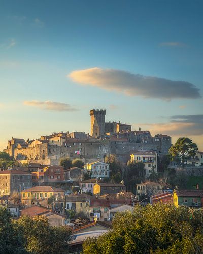 Die Silhouette des mittelalterlichen Dorfes Capalbio bei Sonnenuntergang. Maremma von Stefano Orazzini