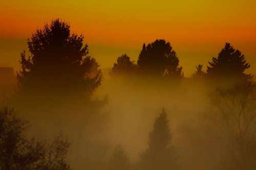 Brouillard du soir entre les maisons sur Dieter Ludorf
