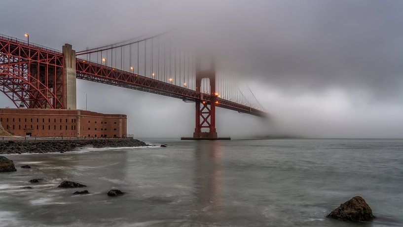 Golden Gate Bridge in the morning mist van Bart Hendrix