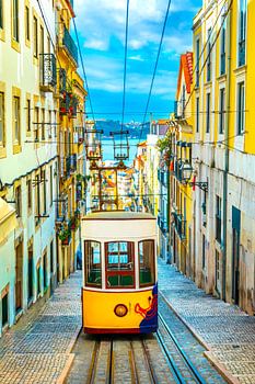 Traditionelle gelbe Straßenbahn mit Blick auf die Stadt in Lissabon, Portugal