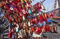 Kleurrijke liefdessluizen op de sluisbrug bij Alsterfleet, H van Torsten Krüger thumbnail