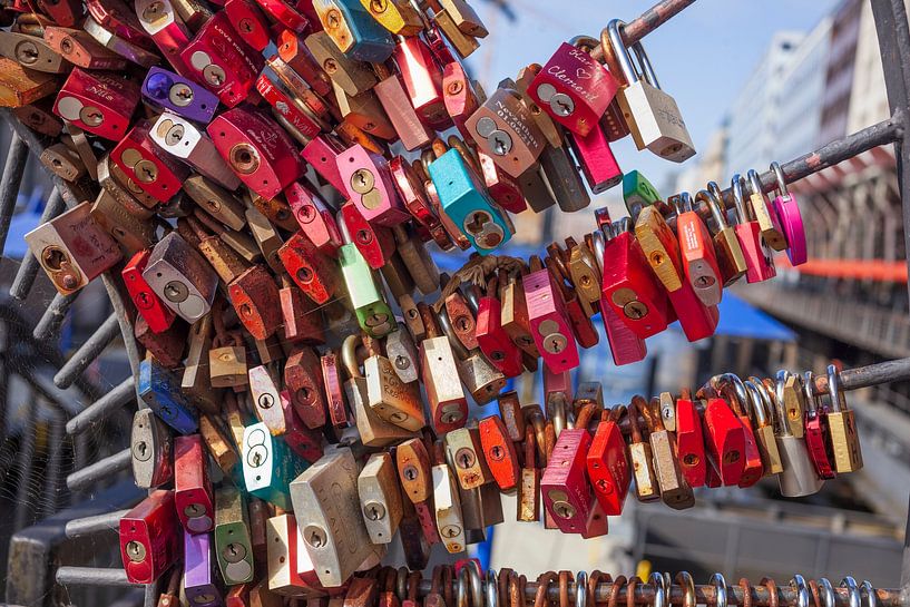 Kleurrijke liefdessluizen op de sluisbrug bij Alsterfleet, H van Torsten Krüger