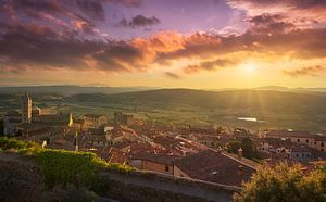 Die Stadt Massa Marittima bei Sonnenuntergang. Toskana