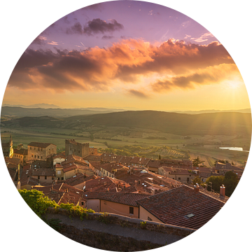 Massa Marittima bij zonsondergang. Toscane van Stefano Orazzini