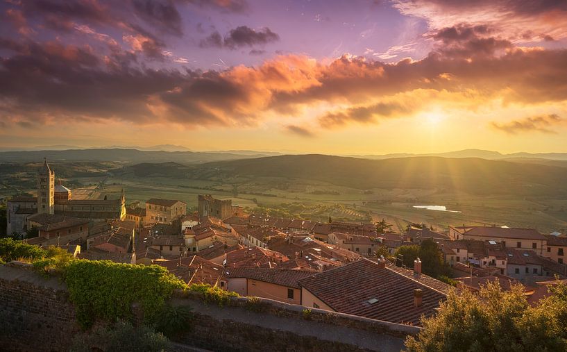 Die Stadt Massa Marittima bei Sonnenuntergang. Toskana von Stefano Orazzini