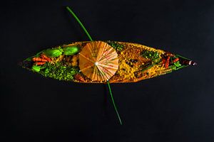 Un bateau oriental rempli d'herbes et d'épices