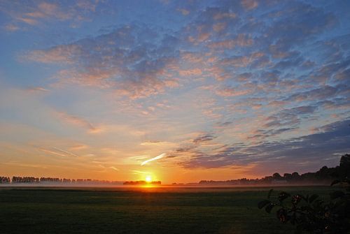 opkomende zon schijnt onder tegen de wolken