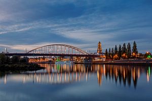 Arnheim, mit der Eusebiuskirche, der John-Frost-Brücke und dem Niederrhein.