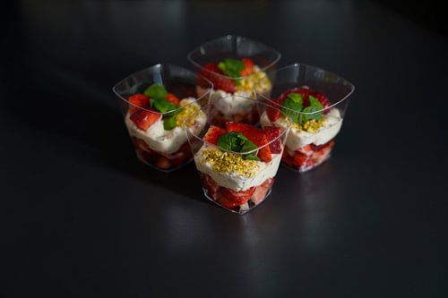 Roomkaas dessert met verse aardbeien in glaasjes