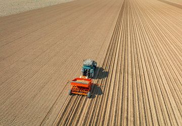 Tractor plant pootaardappels in de grond in het voorjaar van Sjoerd van der Wal