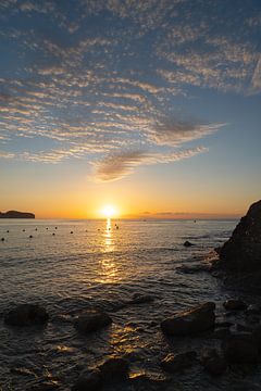 Lumière dorée du soleil, nuages et eau de mer 2 sur Adriana Mueller