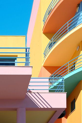Farbenfrohe Gebäude in Albufeira, Portugal von Truus Nijland