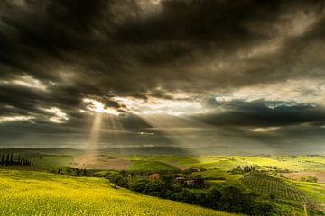 Zonnestralen op het Toscaanse landschap