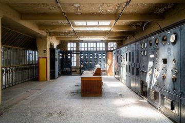 Salle de contrôle abandonnée. sur Roman Robroek - Photos de bâtiments abandonnés