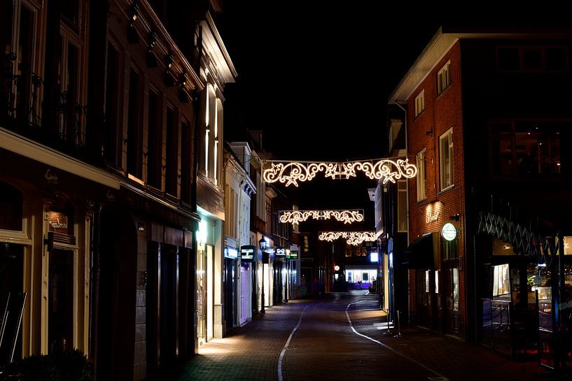 Een winkelstraat in Harderwijk van Gerard de Zwaan