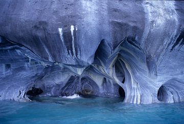 De marmergrotten in het meer General Carrera. van Paul van Gaalen, natuurfotograaf